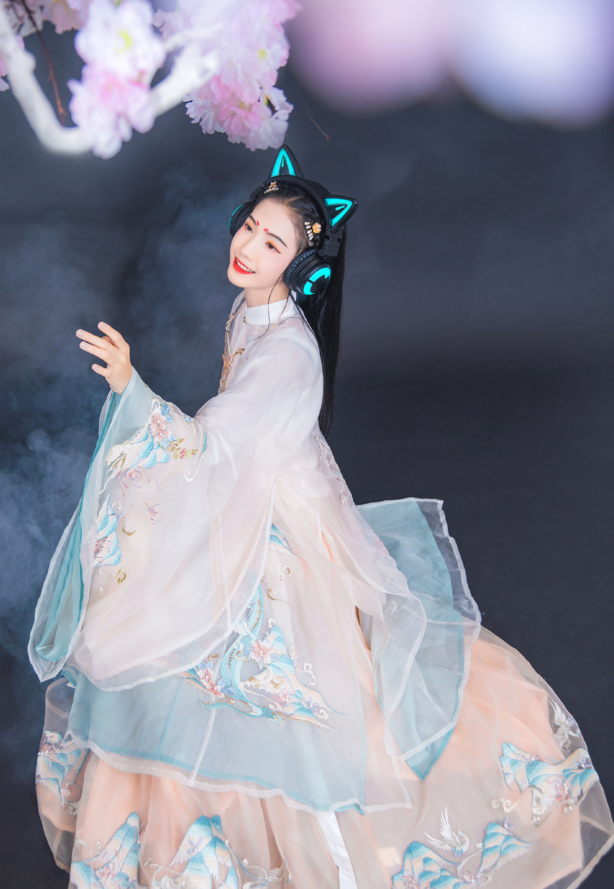 十里穿汉服还带个猫耳耳机,可爱又灵气